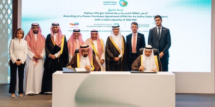 الجميح للطاقة وتوتال إنرجيز توقعان اتفاقية مشروع السفن للطاقة الشمسية بـ400 ميجاواط