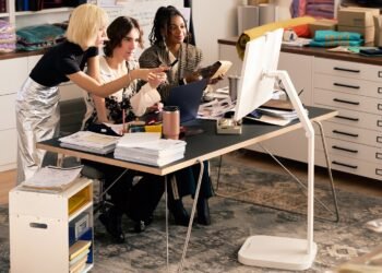 شاشة LG Smart Monitor Swing الجديدة تعزز الإنتاجية بفضل حاملها المرن وخاصية اللمس المتكاملة