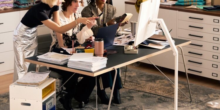 شاشة LG Smart Monitor Swing الجديدة تعزز الإنتاجية بفضل حاملها المرن وخاصية اللمس المتكاملة