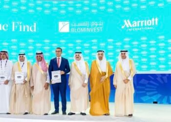 أمير المنطقة الشرقية يشهد توقيع اتفاقيات تتجاوز (7) مليارات ريال لتطوير وجهات سياحية في الخبر.