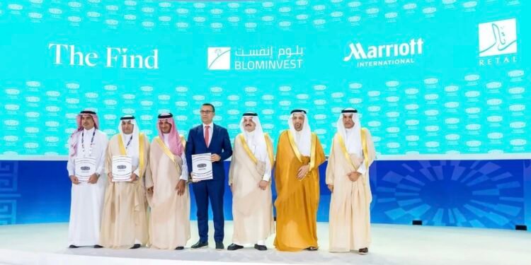 أمير المنطقة الشرقية يشهد توقيع اتفاقيات تتجاوز (7) مليارات ريال لتطوير وجهات سياحية في الخبر.