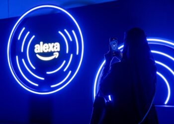 تقنية الصوت العربية تُحدث ثورة في المنازل السعودية والإماراتية: أمازون تكشف عن تحول ثقافي واجتماعي.