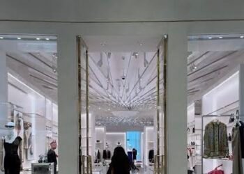 برادا تتوّج طموحها استحواذ رسمي على فيرساتشي بـ 1.3 مليار يورو لتوحيد القوى الإيطالية الفاخرة