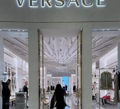 برادا تتوّج طموحها استحواذ رسمي على فيرساتشي بـ 1.3 مليار يورو لتوحيد القوى الإيطالية الفاخرة