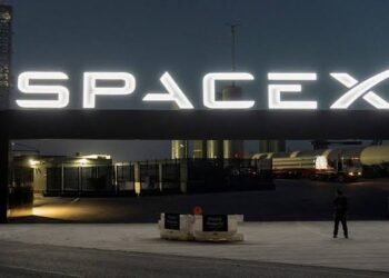 ستارلينك” تقتحم سوق الاتصالات الجوالة: “سبيس إكس” تحول الهواتف العادية إلى بوابات فضائية