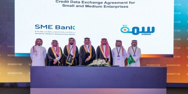 شراكة استراتيجية بين “سمة” وبنك المنشآت لتعزيز الشفافية وتمكين رواد الأعمال