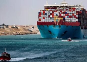 عودة الملاحة إلى طبيعتها تدريجيًا في قناة السويس قد تغيّر أسعار الشحن والنفط والسلع عالميًا في 2026