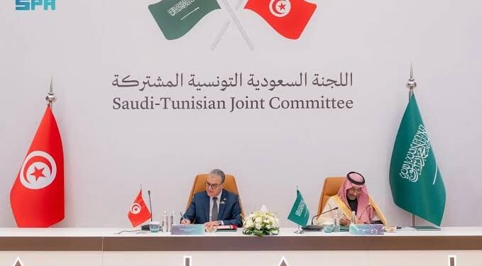 تونس والسعودية توقعان 5 اتفاقيات لتعزيز العلاقات الثنائية.