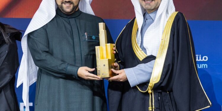 الجادة الأولى للتطوير العقاري” تحصد جائزة التميز العقاري عن مشروعها “جادة الأعمال – القيروان