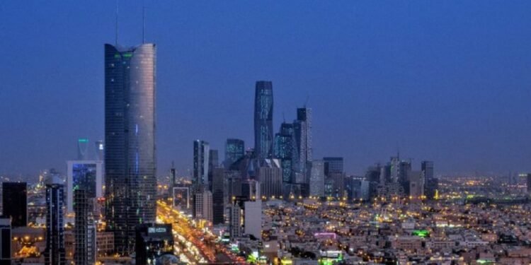 السعودية تفتح آفاقاً استثمارية جديدة: تمكين الشركات المدرجة من تملك العقارات بمكة والمدينة.