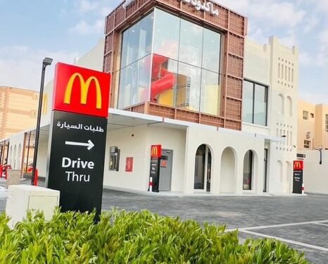ماكدونالدز” تتبنى عمارة “واحات الأحساء” في أحدث فروعها.