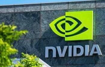 إنفيديا تتفوق على أبل وتنتزع صدارة القيمة السوقية عالميًا.