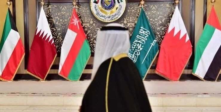 دول الخليج تواصل قيادة النمو الاقتصادي بدعم من القطاعات غير النفطية.