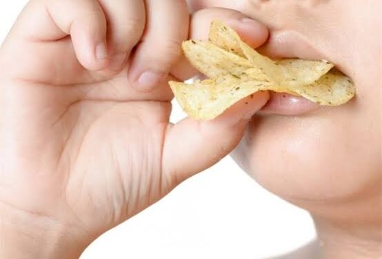 تحذيرات طبية من “سموم خفية” في وجبات الأطفال: الشيبس المعاد تكوينه تحت المجهر