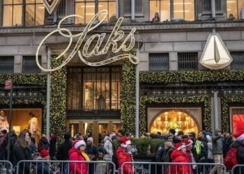 إفلاس “ساكس جلوبال” يكشف ديوناً بملايين الدولارات تجاه دور أزياء عالمية ويعمّق أزمة قطاع الرفاهية.