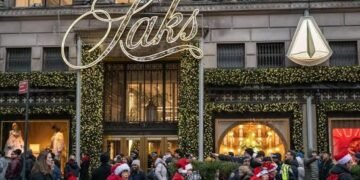 إفلاس “ساكس جلوبال” يكشف ديوناً بملايين الدولارات تجاه دور أزياء عالمية ويعمّق أزمة قطاع الرفاهية.