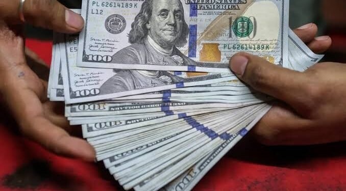 الدولار يواصل التراجع التدريجي كعملة احتياطية عالمية وسط تحولات في النظام المالي الدولي.