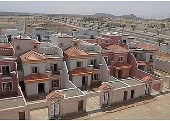 نظام تملك غير السعوديين للعقار يتيح للشركات المدرجة والصناديق الاستثمارية التملك داخل النطاق الجغرافي بما يشمل مكة والمدينة.