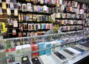 مصر تفرض رسوماً شاملة على هواتف المسافرين دعماً للتصنيع المحلي.