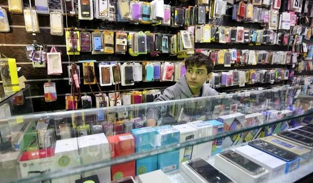 مصر تفرض رسوماً شاملة على هواتف المسافرين دعماً للتصنيع المحلي.