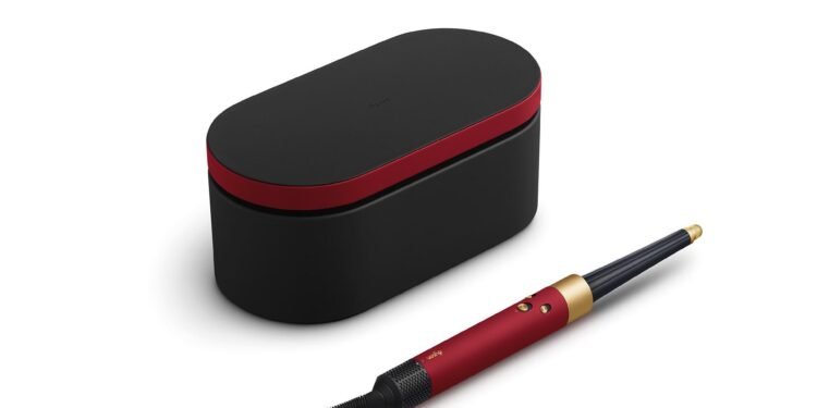 دايسون تعيد اطلاق مجموعة منتجاتها للعناية بالشعر باللونين الأحمر المخملي والذهبي بمناسبة عيد الحب.