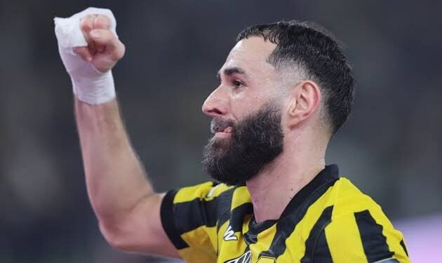 أغادر مرفوع الرأس”.. بنزيما يودع الاتحاد ليرتدي قميص الهلال.