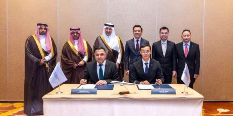 جسر جوي جديد يربط الرياض بسنغافورة: “الربط الجوي” يوقع اتفاقية تاريخية مع الخطوط السنغافورية.