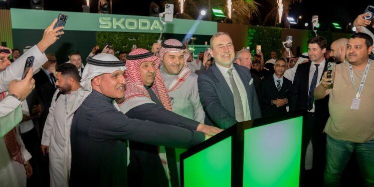 شكودا تفتتح أول صالة عرض لها في المملكة العربية السعودية بالشراكة مع ساماكو للسيارات، إيذاناً بالدخول الرسمي إلى السوق.