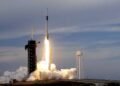 انطلاق “كرو-12” “سبيس إكس” تُطلق صاروخاً إلى الفضاء مع فريق دولي