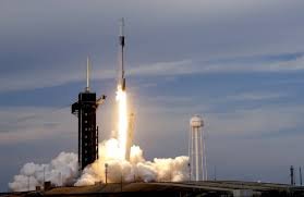 انطلاق “كرو-12” “سبيس إكس” تُطلق صاروخاً إلى الفضاء مع فريق دولي