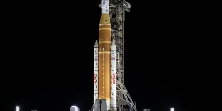 بعد نصف قرن من “أبولو”: ناسا تبدأ العد التنازلي التجريبي لأول رحلة بشرية نحو القمر.