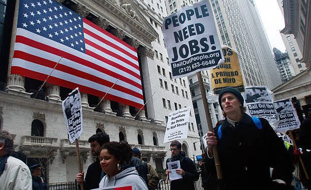 سوق العمل الأمريكي يفقد 92 ألف وظيفة في فبراير والبطالة ترتفع إلى 4.4%.. مخاوف تباطؤ الاقتصاد تتصاعد