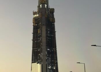 “برج جدة” معانقة السحاب بخطى متسارعة نحو الكيلومتر الأول