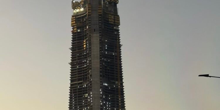 “برج جدة” معانقة السحاب بخطى متسارعة نحو الكيلومتر الأول