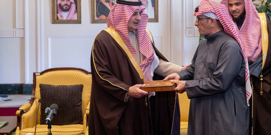 مليار ريال تمنح الأسر “الاستقرار”.. أمير تبوك يسلم وثائق تملك الوحدات السكنية ضمن تبرع ولي العهد السخي