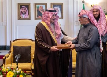 مليار ريال تمنح الأسر “الاستقرار”.. أمير تبوك يسلم وثائق تملك الوحدات السكنية ضمن تبرع ولي العهد السخي