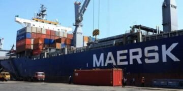عملاق الشحن البحري “ميرسك” توقف عملياتها بصلالة إثر هجوم بالمسيرات