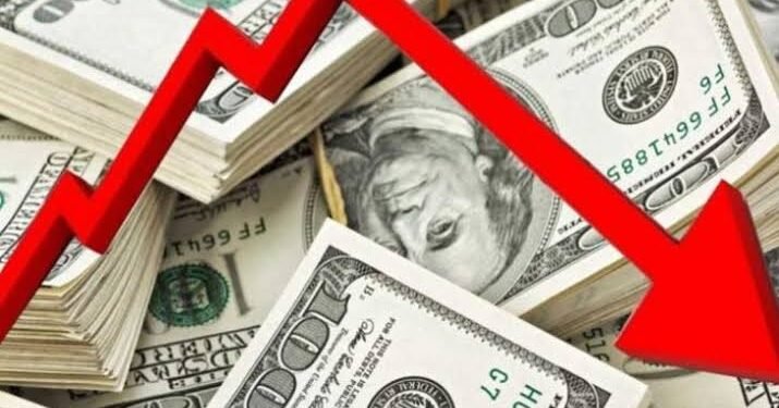 الدولار “يتحصن” فوق قمة 10 أشهر.. والأسواق تترقب البنوك المركزية تحت طبول الحرب