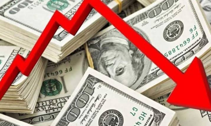 الدولار “يتحصن” فوق قمة 10 أشهر.. والأسواق تترقب البنوك المركزية تحت طبول الحرب