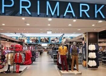 الماركة العالمية الأشهر “ريمارك” تفتتح أول متجر لها في دبي رغم التوترات الإقليمية