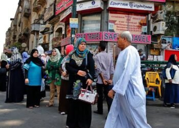 عتمة اختيارية لتفادي أزمة طاقة: مصر تبدأ تطبيق “الإغلاق المبكر” للمنشآت التجارية