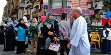 عتمة اختيارية لتفادي أزمة طاقة: مصر تبدأ تطبيق “الإغلاق المبكر” للمنشآت التجارية