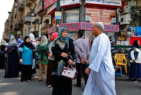 عتمة اختيارية لتفادي أزمة طاقة: مصر تبدأ تطبيق “الإغلاق المبكر” للمنشآت التجارية