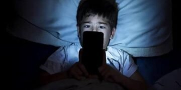 خبراء يحذرون: الشاشات تسرق طفولة الأطفال وتؤثر على مستقبلهم