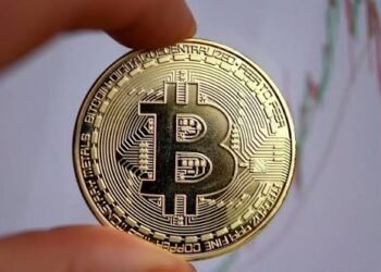 بيتكوين تنفرد باللون الأخضر وسط ترقب جيوسياسي.. والعملات البديلة تئن تحت وطأة التقلبات