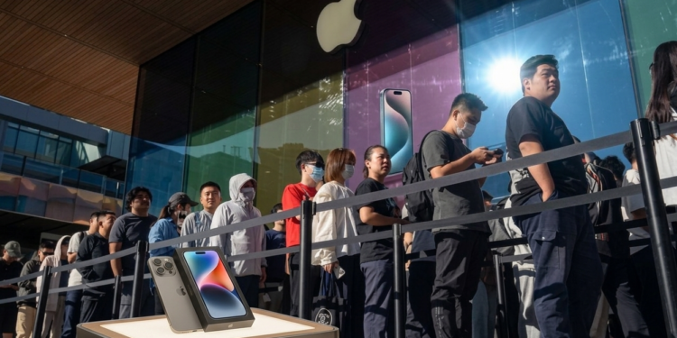 Apple تنتزع صدارة مبيعات الهواتف عالميًا في الربع الأول 2026 متفوقة على Samsung