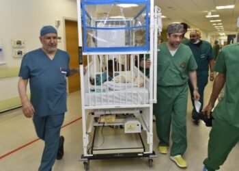 بمشاركة 35 مختصاً.. المملكة تكلل العملية رقم 71 لفصل التوائم الملتصقة بالنجاح