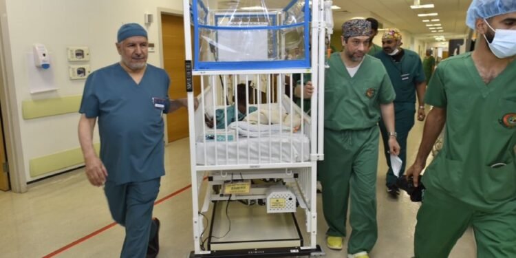 بمشاركة 35 مختصاً.. المملكة تكلل العملية رقم 71 لفصل التوائم الملتصقة بالنجاح