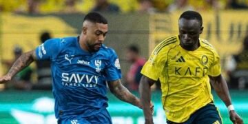 زلزال الدقائق الأخيرة.. “نيران صديقة” تحرم النصر من حسم القمة وتمنح الهلال تعادلاً قاتلاً
