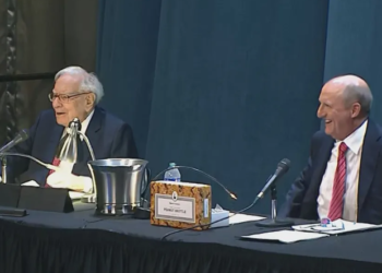 Berkshire Hathaway تضخ 2.6 مليار دولار مجددًا في قطاع الطيران